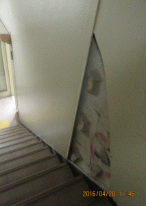 熊本市役所階段内破損キャプチャ